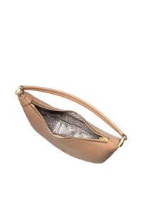 Schoudertas van cognackleurig leer met ritssluiting, schuin handvat, gestructureerde buitenkant en een gevoerd binnenzijde met een patroon in grijs- en wittinten.