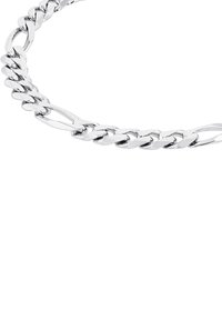 Primer plano de un collar de cadena de plata brillante con eslabones planos entrelazados sobre un fondo blanco.