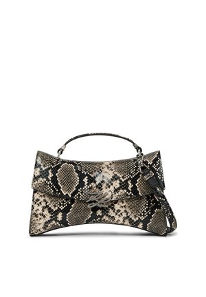 Petit sac à main avec motif peau de serpent noir, gris et beige, poignée supérieure, fermeture à rabat et fermoir logo argenté sur fond blanc.