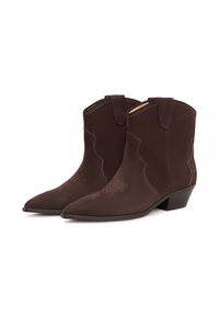 Stivali alla caviglia in suede marrone in stile western con punta affusolata, cuciture decorative e tacco basso. Presentano passanti per un facile indossamento.