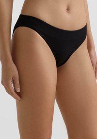 Čierne bikinové nohavičky z rebrovaného materiálu, s vysokým strihom a minimálnym krytím. Hladká textúra bez viditeľných kovových častí alebo vzorov.