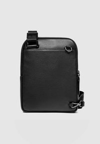 Schwarze Leder-Umhängetasche mit strukturierter Oberfläche, Reißverschluss, verstellbarem Riemen und Metallbeschlägen. Verfügt über ein minimalistisches Design.