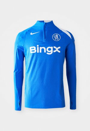 Blaues langärmliges Trainingsoberteil aus atmungsaktivem Material; mit einem Reißverschlusskragen, weißem Logo und Text, strukturiertem Muster und seitlichen Schlitzen.