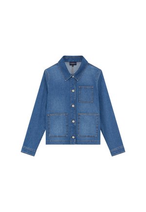 Chaqueta de mezclilla azul con mangas largas, tres bolsillos frontales, botones plateados y un cuello clásico.