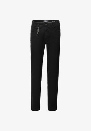 Zwarte slim-fit jeans met voorzakken en riemlussen, voorzien van een metalen sleutelhangerclip bevestigd aan de linker voorzak.