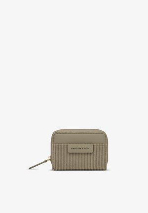 Kleine beige Geldbörse mit Reißverschluss, geripptem Stoff vorne und "Kapten & Son" Etikett vorne in der Mitte.