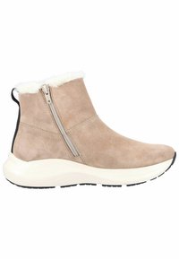 Bottine en suède beige avec un col en fausse fourrure blanche, fermeture éclair sur le côté et une épaisse semelle blanche avec un grip noir.