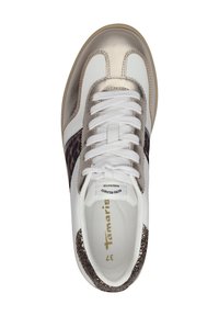 Sneaker bianca con accenti in oro metálico e stampa animale. Presenta una punta rotonda, texture contrastanti e lacci bianchi sopra una linguetta imbottita.