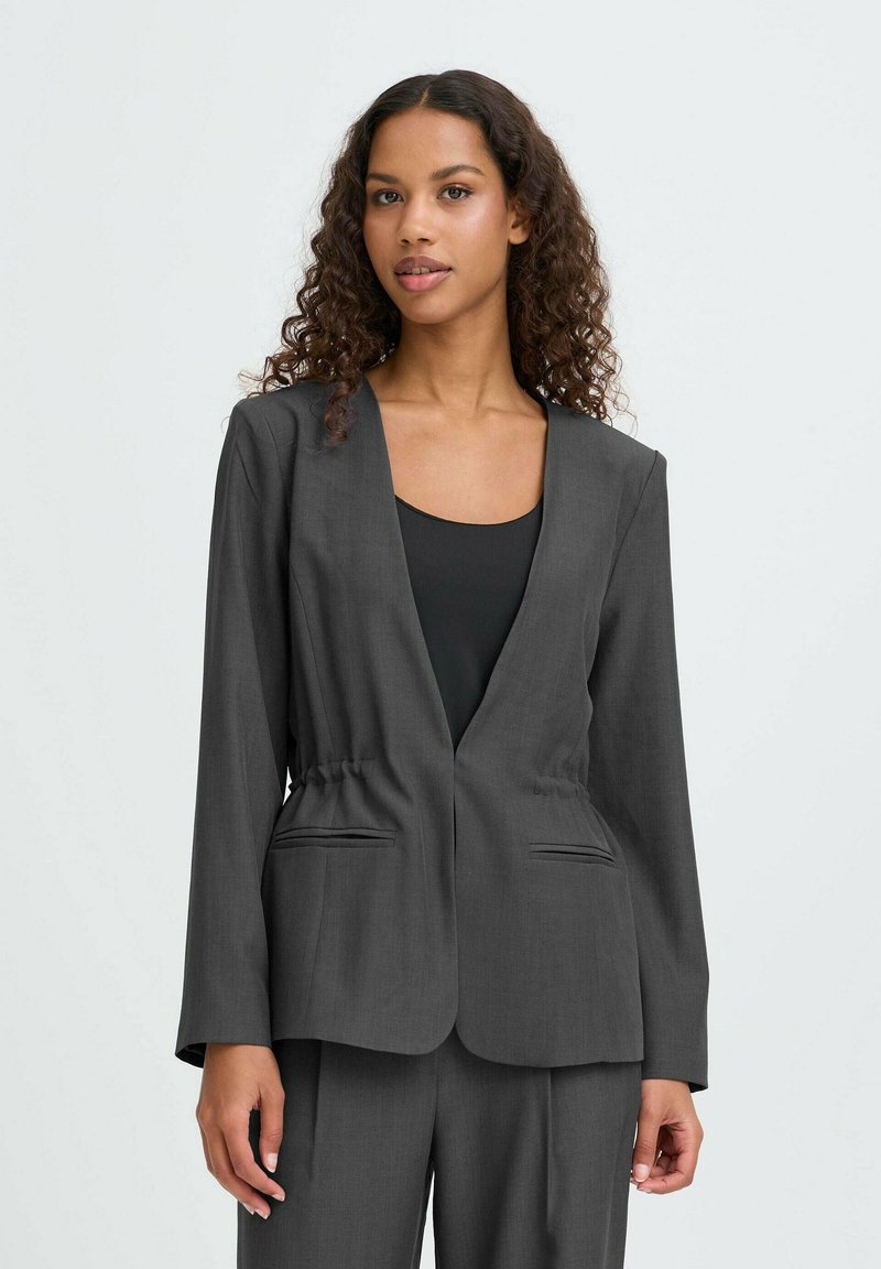 Grå skræddersyet blazer med V-hals, samlet talje og to forlommer. Lavet af glat, struktureret stof. Lange ærmer med subtil skræddersyning.