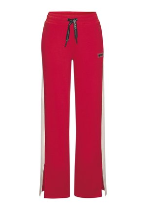 Rote Sweatpants mit weitem Bein, weißen Seitenpanelen, schwarzem Kordelzug und kleinem Logo-Patch am rechten Oberschenkel.