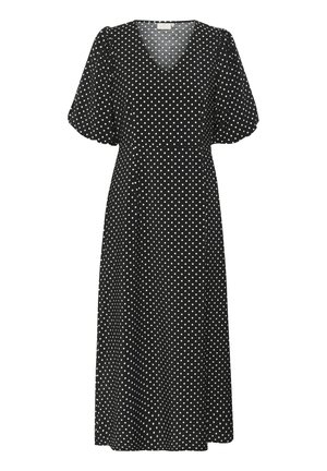 Svart midiklänning med vita prickar, med V-ringning och puffärmen, tillverkad av lätt tyg med en mjuk textur.