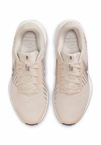 Scarpe da ginnastica color beige chiaro con tomaia in rete traspirante, lacci tono su tono e sottili accenti grafici. Presentano una suola ammortizzata per il comfort.