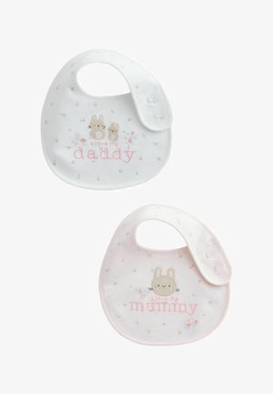 Két baba előke patentos rögzítéssel, az egyik felirata "love my daddy" két nyuszifejjel, a másiké "love my mummy" egy nyuszifejjel.