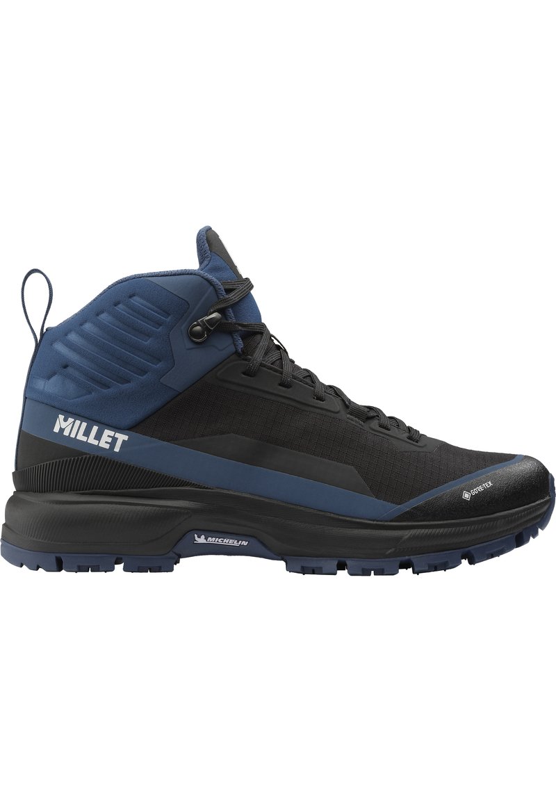 Chaussures de randonnée montantes en noir et bleu marine avec tige synthétique texturée, système de lacets, logo bien visible et semelle Michelin antidérapante.