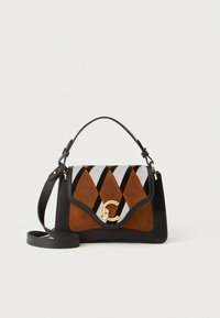 Borsa in pelle marrone e nera con fronte in suede decorato da motivi geometrici in marrone, grigio e bianco. Dettagli in metallo dorato.
