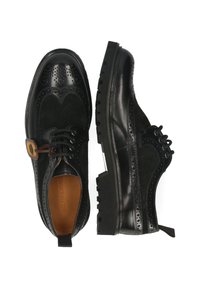 Zapatos brogue de cuero negro con acentos de ante, que presentan un diseño perforado, cordones y una suela robusta para tracción.