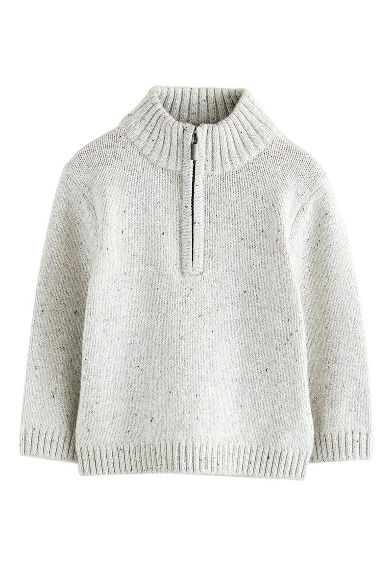 Lysegrå strikket pullover med høj krave, der har en halv lynlås foran og ribbede kanter. Subtile farvepletter gennem hele stoffet.