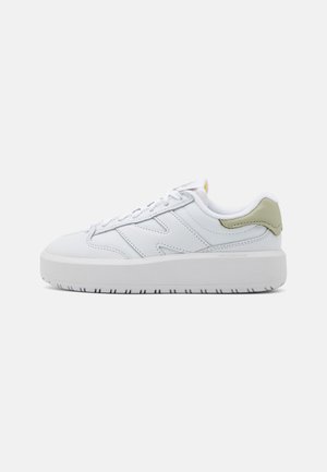 Weiße Sneakers mit glattem Lederobermaterial, gepolstertem Schaft und dicker Gummi-Sohle. Enthält dezente grüne Akzente an der Ferse und hat ein minimalistisches Design.