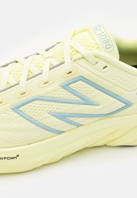 New Balance FRESH FOAM X 1080 V13 - Cestná bežecká obuv - yellow