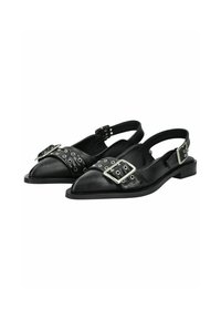 Czarne skórzane buty typu slingback z wąskim noskiem, wyposażone w srebrne klamry i detal z oczkami na pasku oraz niskim obcasem.