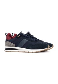 Zapatillas deportivas en marino y gris que presentan material de ante y malla, una suela texturizada y un collar acolchado con acentos rojos.