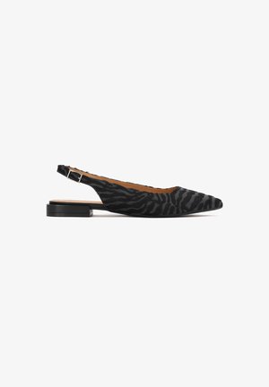 Czarne buty typu slingback z ostrym noskiem, z teksturowanym wzorem zebry i niskim obcasem w kształcie bloku. Regulowany pasek z metalową klamrą.