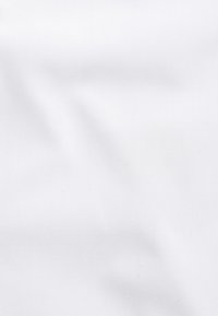 Hvidt stof med en subtil tekstureret vævning, der har en glat, ubesmittet overflade med lette draperede folder.