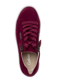 Bordeaux suède sneaker met witte zool, stoffen veters en zijritsen, gemerkt 'Gabor' in de binnenzool.