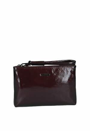 Bolso de mano tipo clutch de charol burdeos oscuro, con acabado brillante, cremallera superior y correa desmontable para la muñeca, sobre un fondo blanco.
