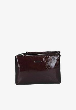 Bolso de mano tipo clutch de charol burdeos oscuro, con acabado brillante, cremallera superior y correa desmontable para la muñeca, sobre un fondo blanco.