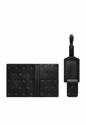 Portefeuille en cuir noir et étiquette de bagage avec motif en relief de Mickey Mouse. Texture lisse, forme rectangulaire, comprend des emplacements pour cartes et une sangle ajustable.