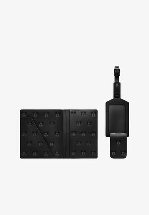Portefeuille en cuir noir et étiquette de bagage avec motif en relief de Mickey Mouse. Texture lisse, forme rectangulaire, comprend des emplacements pour cartes et une sangle ajustable.