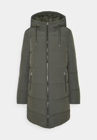 Huva puffer-jacka i mörkgrön, med horisontellt quiltat mönster, silverdragkedjor och två sidofickor. Slät tygtextur.