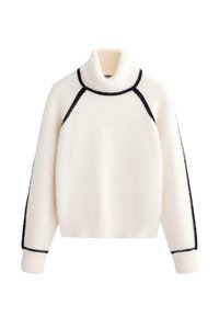 Maglione bianco e soffice con collo alto, rifinito con dettagli neri lungo il colletto e le cuciture laterali. Presenta maniche a raglan e una vestibilità rilassata.