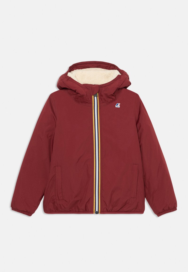 Burgunderfarbene Kapuzenjacke mit cremefarbener Fleece-Innenseite, gestreiftem Reißverschluss, elastischen Bündchen, zwei Fronttaschen und kleinem Logo auf der Brust.