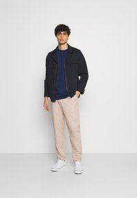 Lindbergh Jednoduché tričko - deep navy mix