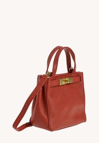 Petit sac à main en cuir rouge avec une finition texturée, deux poignées courtes et une bandoulière amovible. Présente une fermeture à fermoir en ton doré.