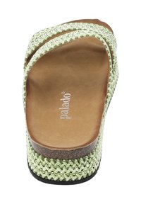 Groene geweven slide-sandaal met een gestructureerd oppervlak, dubbele bandjes en een bruine platte zool; bevat de merknaam "palado" geperst aan de binnenkant.
