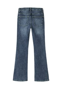 Jean en denim bleu évasé avec une taille mi-haute, deux poches arrière et une finition légèrement délavée. Le tissu a une texture denim classique.