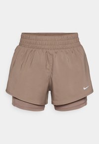 Brązowe szorty do biegania o lekkiej konstrukcji, z elastycznym pasem i wewnętrzną podszewką. Na dolnej części z przodu znajduje się białe logo Nike.