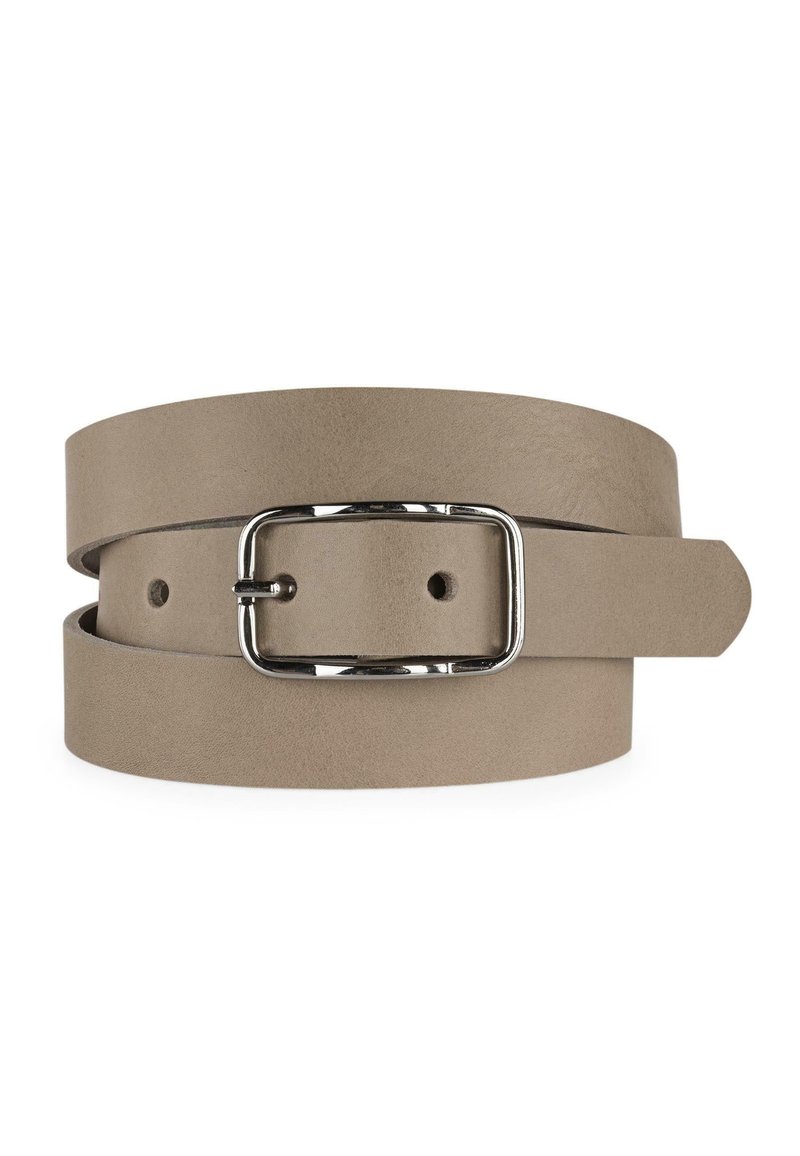 Cinturón de piel beige que presenta una textura suave, una hebilla rectangular de plata y múltiples agujeros de ajuste para un mejor calce.
