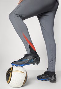 Nike Performance STRIKE PANT - Tréningruha alsók - iron grey/dragon red/white