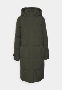 Olivenfarget puffjakke med hette, frontlås, to sidelommer og knappefeste ved ermene. Har et quiltet design og lang silhuett.