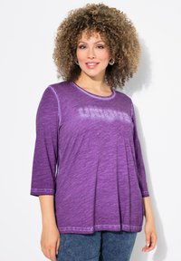 Lila långärmad topp med rund halsringning, med en något lös passform och texturerad "UNIQUE" grafisk detalj framtill.