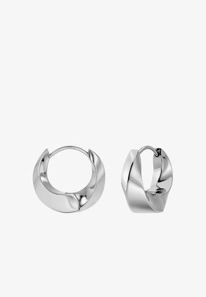 Silver hoopörhängen med en polerad finish, som har en vriden design och släta kurvor, vilket skapar ett modernt utseende.