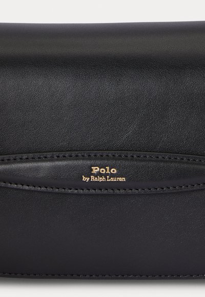 Melna ādas clutcha ar gludu virsmu, smalku dūru un zelta reljefa logotipu "Polo by Ralph Lauren" uz priekšpuses.