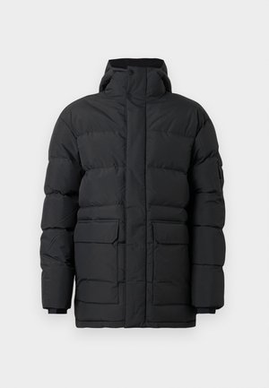 Črna puhasta jakna z visokim ovratnikom, velikimi sprednjimi žepi in gladko teksturo. Ima zadrgo in zapiranje na gumbe.