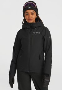 Zwarte geïsoleerde skijas met een capuchon, ritszakken, een logo op de borst en bijpassende handschoenen; slank design en polyester materiaal.