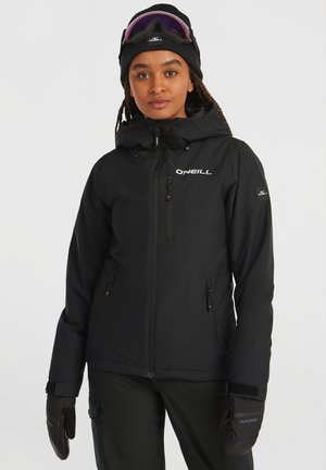 Zwarte geïsoleerde skijas met een capuchon, ritszakken, een logo op de borst en bijpassende handschoenen; slank design en polyester materiaal.