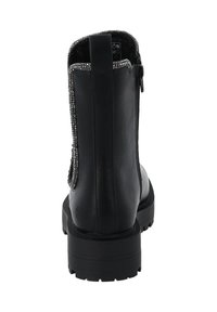 Botín negro de cuero hasta el tobillo con ribete decorativo de strass, cremallera trasera y una suela gruesa y texturizada para mayor tracción.